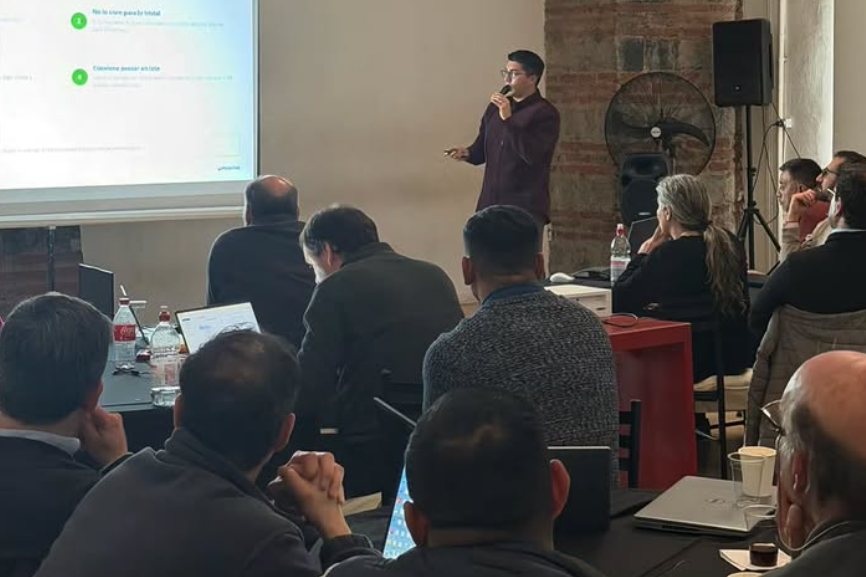Isaac dictando una sesión presencial