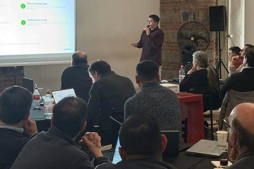 Isaac en una sesión grupal presencial